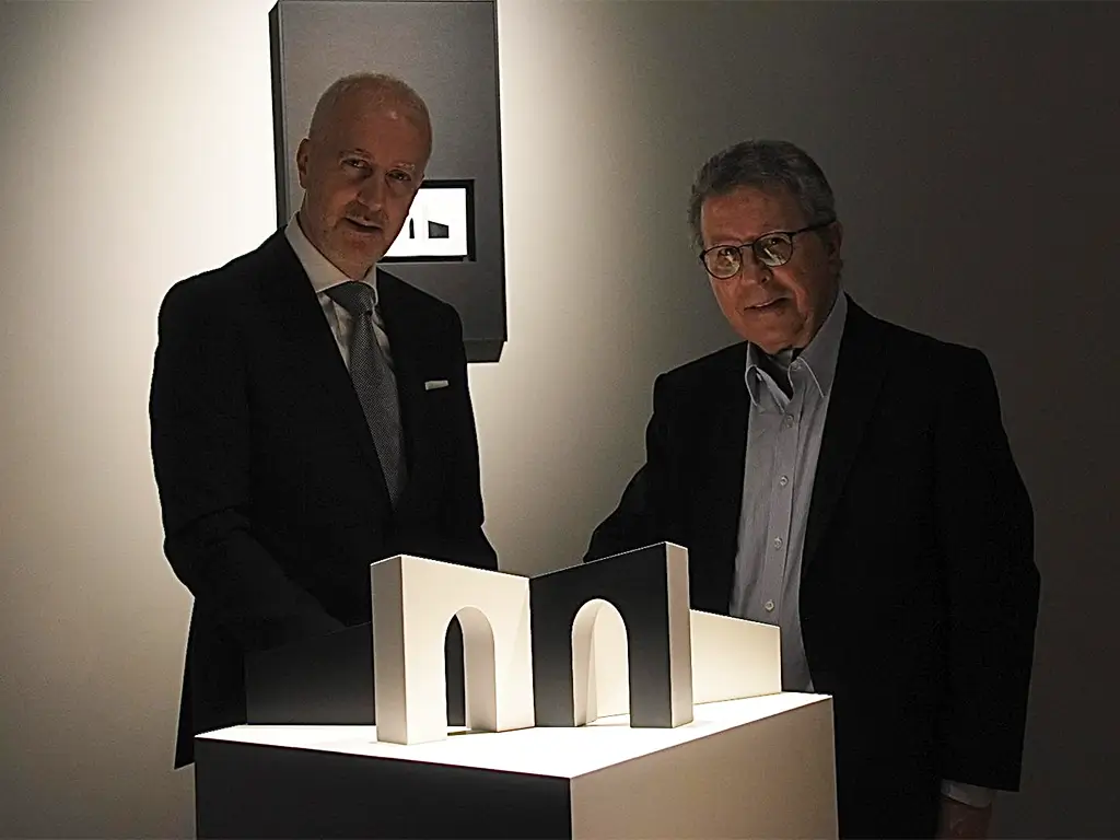 Dott. Massimo Aloise e Maestro Marcello Morandini accanto alla scultura celebrativa